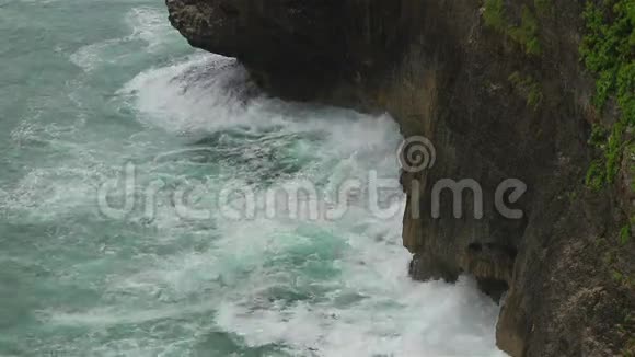 岩石悬崖和海浪视频的预览图
