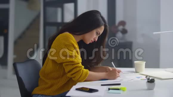 专注于商业的女人用铅笔在糟糕的财务结果上做笔记视频的预览图