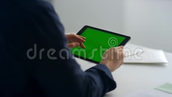 商人手触摸平板电脑屏幕人在填充单元格上键入消息视频的预览图