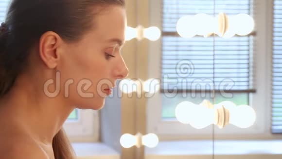 美容模特做眼睫毛化妆视频的预览图