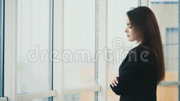 商务女性微笑着拍照双手交叉或折叠摆姿势孤立在白色全景背景上视频的预览图