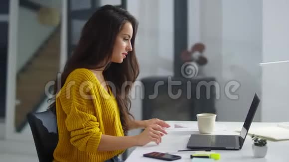 专注的女商人在视频通话中展示图表视频的预览图