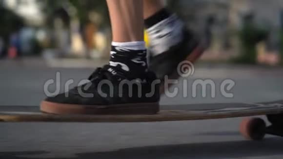 带耳机的滑板车沿着城市街道行驶欣赏音乐视频的预览图