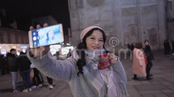 中年亚洲女士在户外自拍视频的预览图