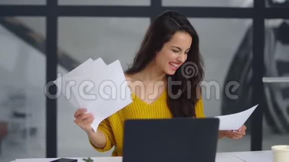 微笑商务女性阅读文件快乐的女孩会取得好成绩视频的预览图