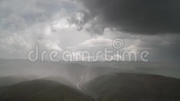 暴风云下的大雨视频的预览图