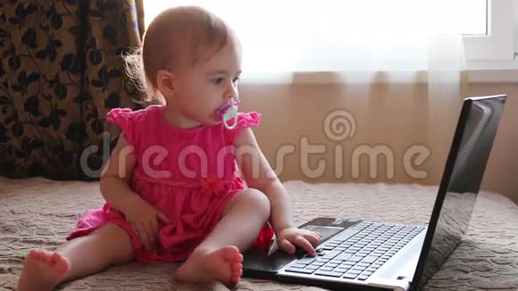 可爱的婴儿在电脑上工作视频的预览图