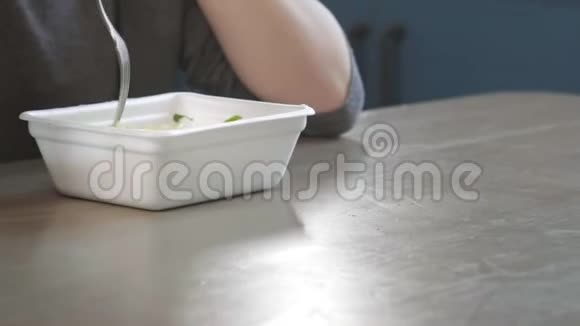 漂亮的红发女孩在厨房里用叉子吃方便面吃塑料盒子里的垃圾食品坏坏坏坏视频的预览图