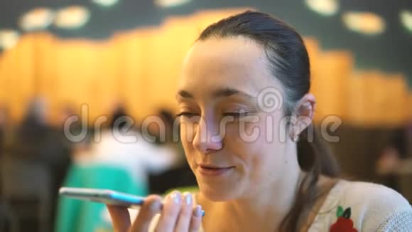 快乐的女人喝卡布奇诺和棉花糖的肖像成熟的女人在自助餐厅喝热卡布奇诺漂亮女人视频的预览图
