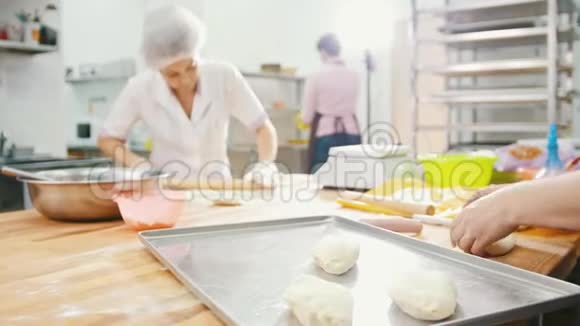面包店的雇员们正在用香肠做馅饼视频的预览图