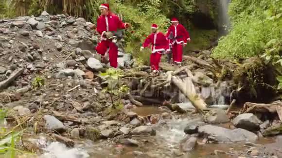 圣诞老人在山上赛车视频的预览图