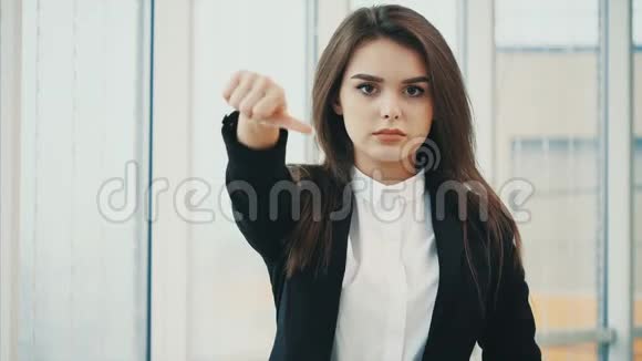 商业女性用拇指手指向下在白色全景背景上隔离表示不赞成相机关门视频的预览图