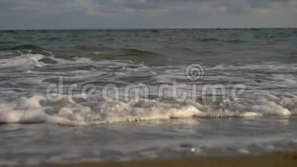夕阳西下海浪翻滚上岸视频的预览图