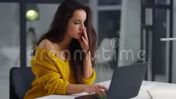 厌倦了商务女性在电脑上阅读文件伤心的女孩发现错误视频的预览图
