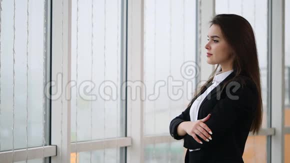 商务女性微笑着孤立在白色的全景背景上慢动作快关门复制空间视频的预览图