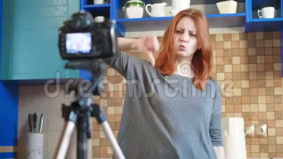 食品博客女孩影响者正在厨房录制视频或播客让生活方式博客vlog健康和健康视频的预览图