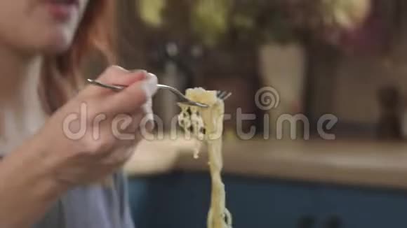 漂亮的红发女孩在厨房里用叉子吃方便面吃塑料盒子里的垃圾食品坏坏坏坏视频的预览图