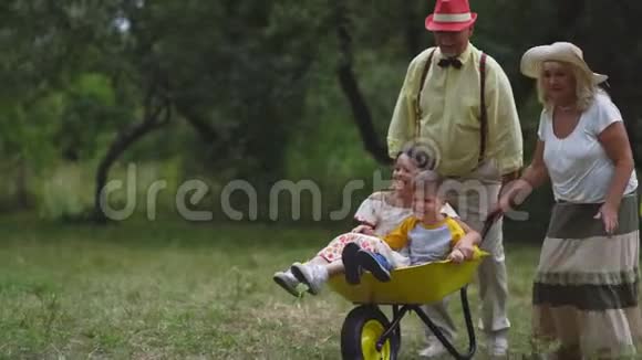 奶奶和爷爷正骑着手推车送孙子视频的预览图