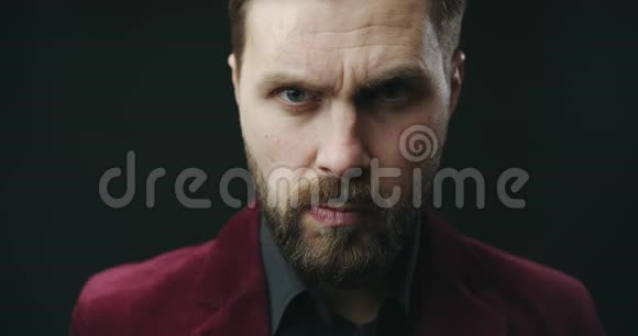 西装肖像特写的胡子男视频的预览图