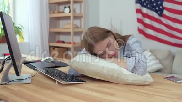 金发女孩在电脑桌上睡着了视频的预览图