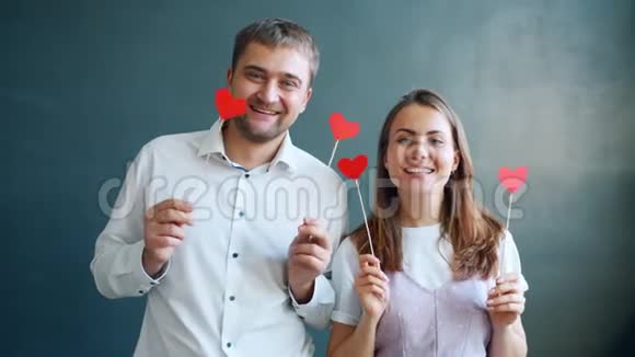 在情人节那天一对爱玩的情侣牵着心手微笑着感到幸福视频的预览图