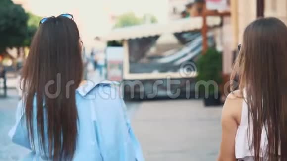 两个漂亮的女孩在购物后漫步街头玩得很开心快关门后景副本视频的预览图