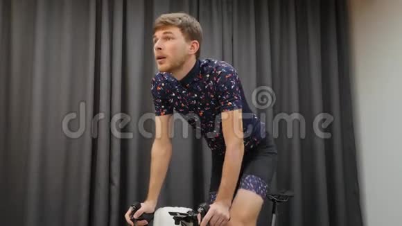 人骑自行车从马鞍和饮酒等渗同时努力训练智能自行车教练室内骑行虚拟概念男性d视频的预览图
