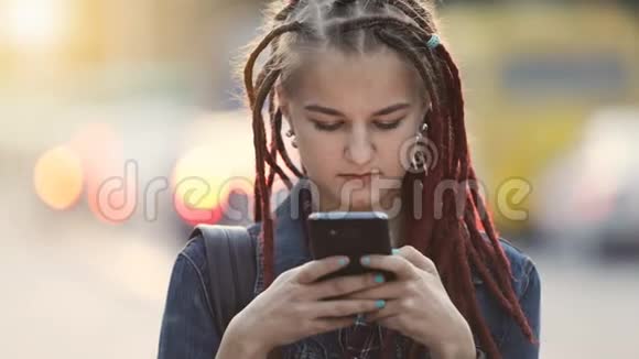 街上的女孩短信视频的预览图