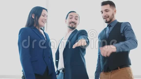 男性和女性的商业工作者正把他们的手放在一起成功达成协议复制空间背景模糊视频的预览图