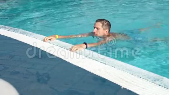 运动员从游泳池出来爬过边缘视频的预览图