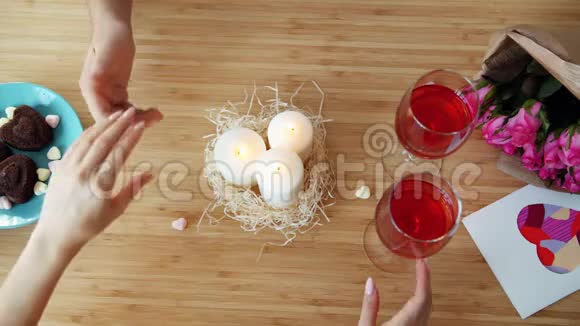 情人节那天在咖啡馆的餐桌上男人和女人双手紧握眼镜视频的预览图
