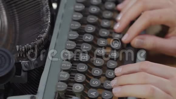 女人手在一台旧打字机上视频的预览图