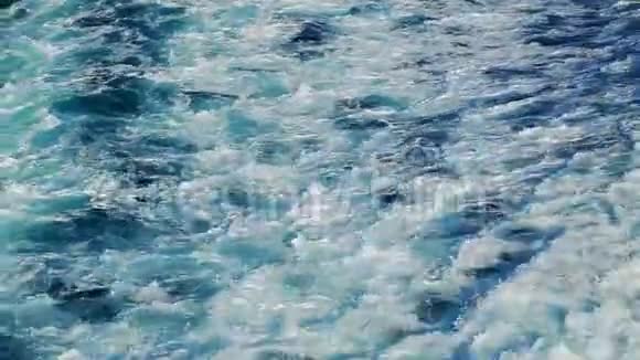 船上水中的海沫痕迹视频的预览图