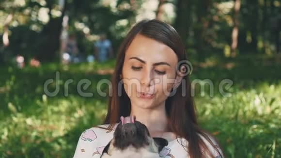 微笑的女士正在和她的狗空闲时间女人和她的小狗在大自然中放松作物关门视频的预览图