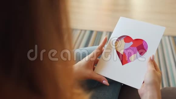 女士阅读情人节卡片的背面心形和爱的忏悔视频的预览图