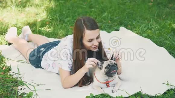 微笑的女士正在和她的狗空闲时间女人和她的小狗在大自然中放松快关门副本视频的预览图