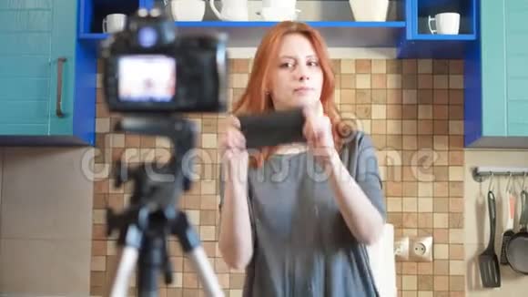 女食品博客影响者正在录制视频或播客教你如何佩戴医用口罩博客视频的预览图