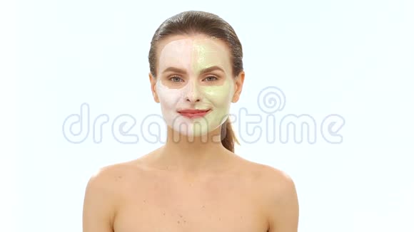 应用面部按摩面罩的年轻美模视频的预览图