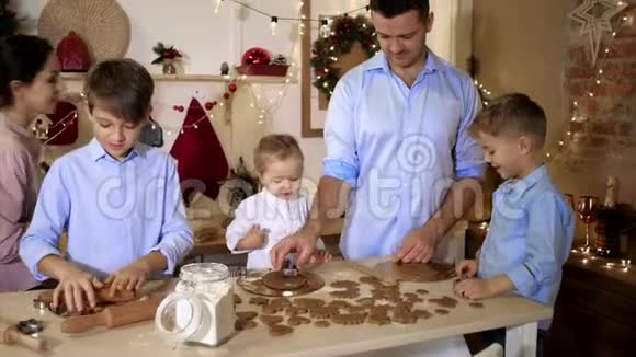 全家人都在一起为圣诞节做饼干视频的预览图