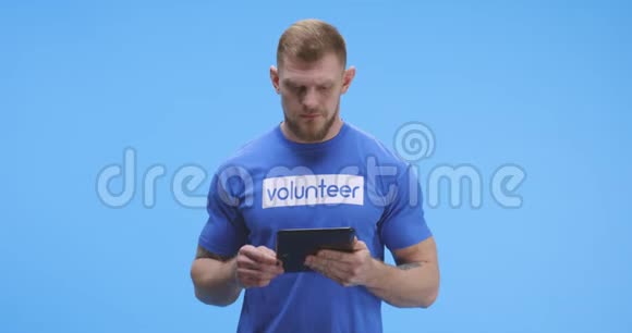 男性志愿者使用平板电脑视频的预览图