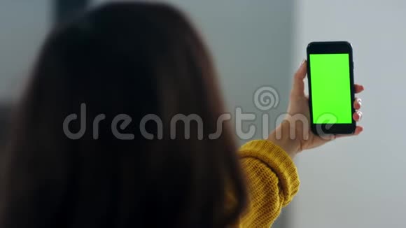 商务女性在智能手机上缓慢移动视频通话视频的预览图