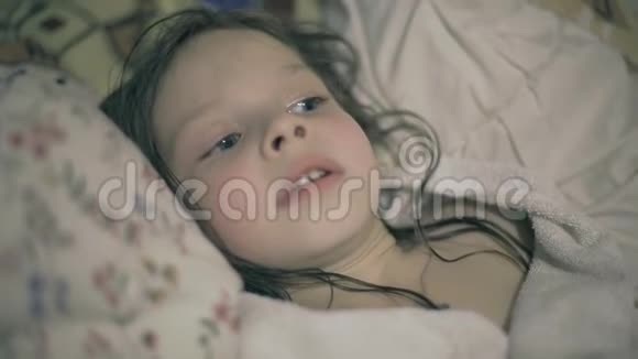 一个洗澡后躺在床上的小女孩视频的预览图