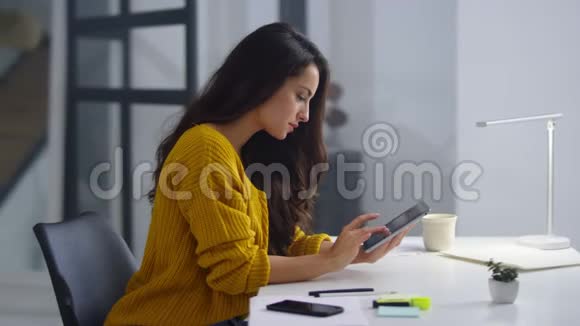 开朗的商务女性触摸垫屏幕漂亮女孩上网视频的预览图