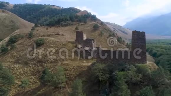 在山上的城堡上空飞行视频的预览图
