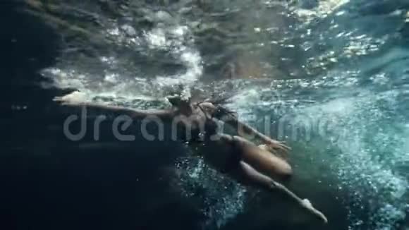 一个女人在有着纯净水的天然游泳池里游泳和潜水视频的预览图