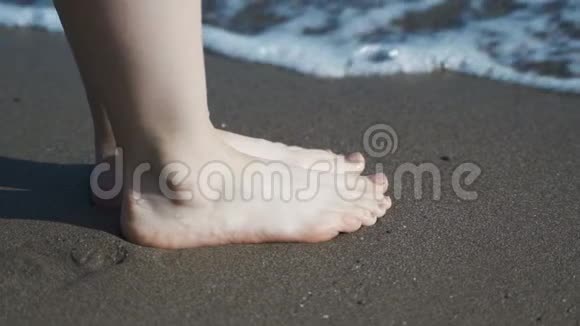 人类的脚被海浪冲走了视频的预览图