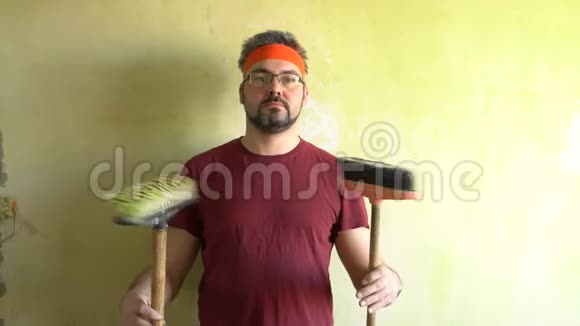一个有胡子的滑稽男人会变成性刷站在墙边视频的预览图
