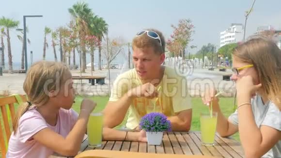 家人在户外聊天喝柠檬水视频的预览图