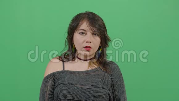 女人舔嘴唇视频的预览图