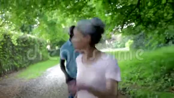 成熟的非裔美国夫妇沿着乡村道路前行视频的预览图